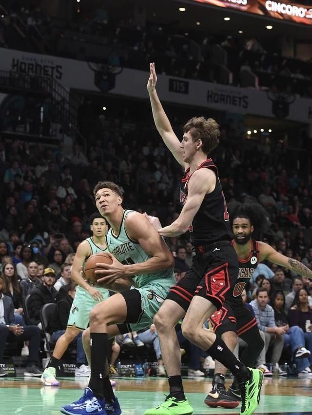 NBA季后赛倒计时,夏洛特黄蜂加时末段调整名单,细节引发关注,气氛紧张,纪律约束更严格 NBA季后赛倒计时,夏洛特黄蜂加时末段调整名单,细节引发关注,气氛紧张,纪律约束更严格