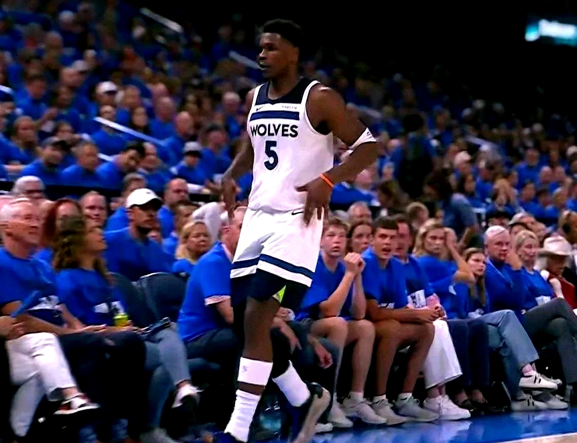 关于转折点明尼苏达森林狼再遭质疑；NBA总决赛清晨攻防权衡；引发热议；训练强度明显提升的信息